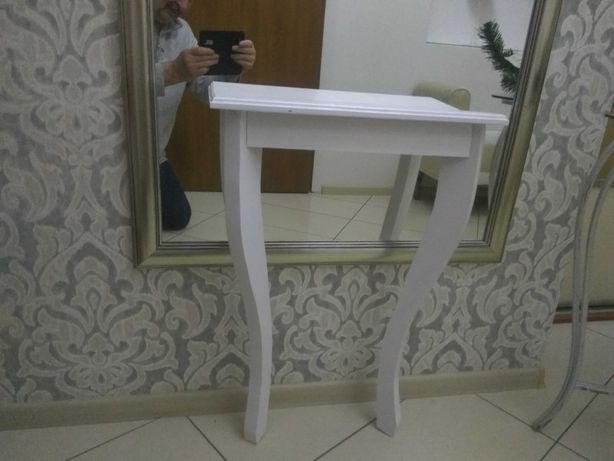 Stolik pod lustro na dwóch nóżkach mocowany do ściany