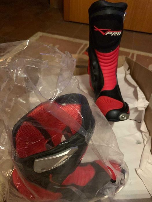 Botas novas para mota de pista