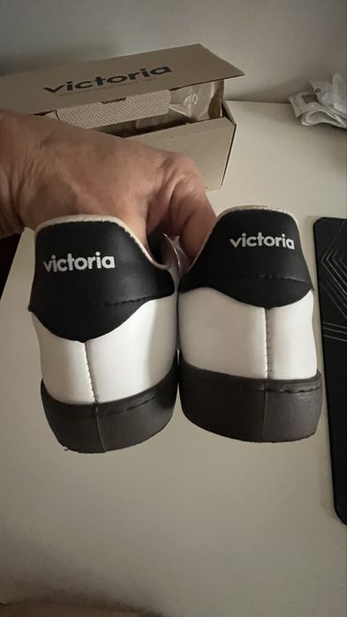 Tenis novos  “ V” ( marca Vitoria)