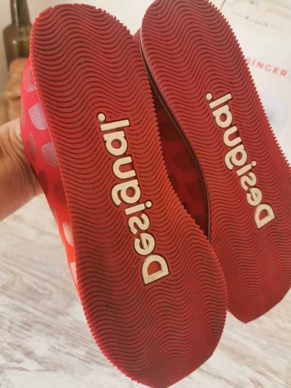 Ténis da marca Desigual, vermelhos, tamanho 37