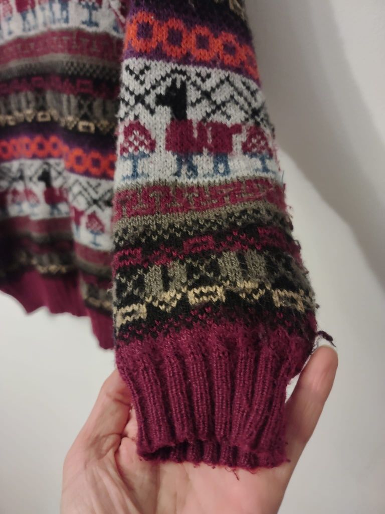 Sweter z alpaki we wzór w kształcie lamy - wyprodukowany w Peru