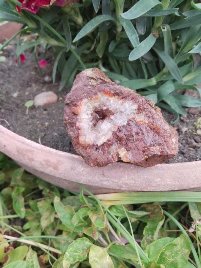 Geoda z kryształkami kwarcu z Sokołowca