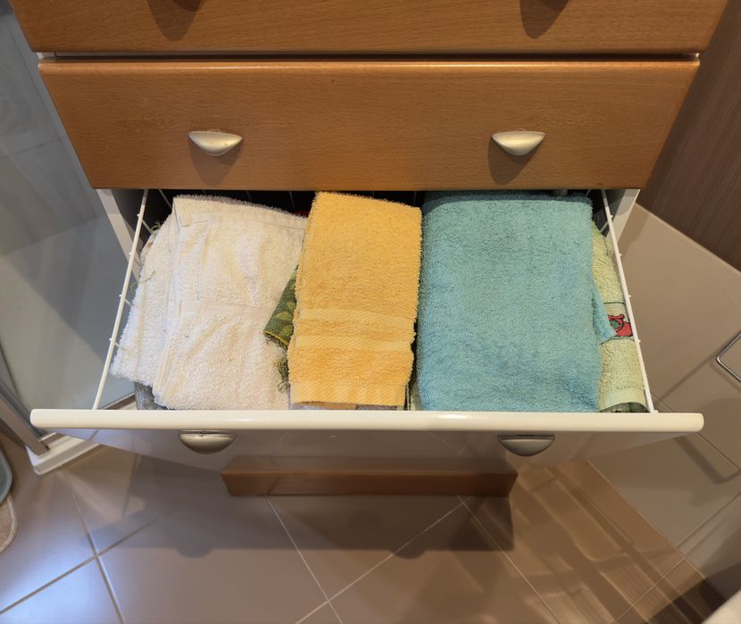 Movel de casa de banho com cesto para roupa suja