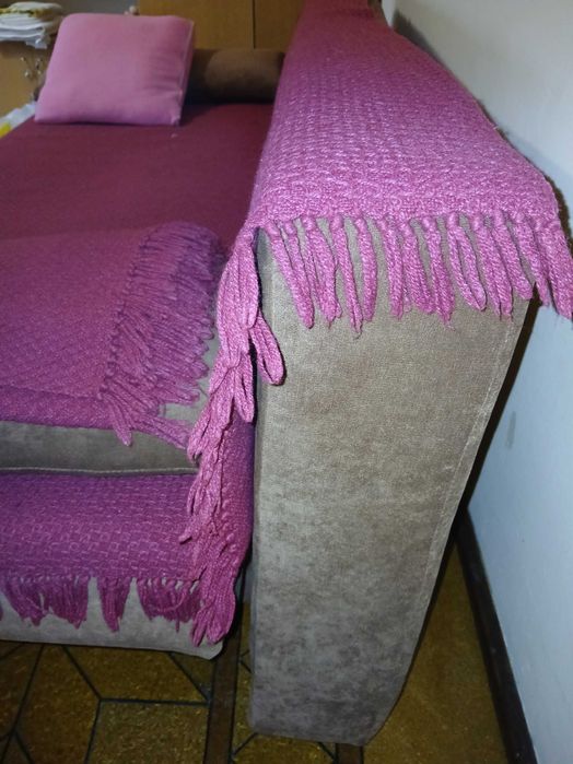 Kanapa w kolorze brązu, funkcja spania