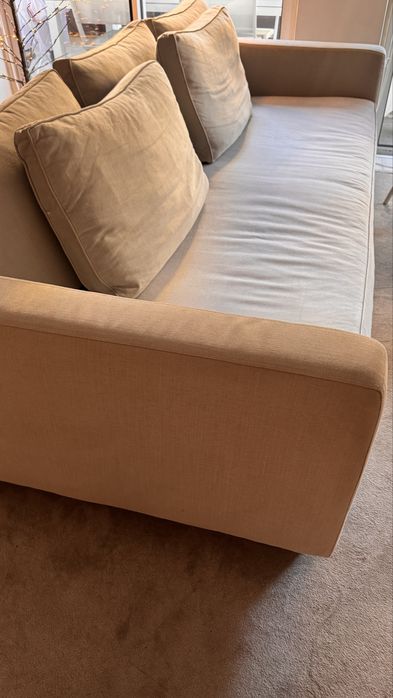 Sofa  de  sala em muito bom estado , beige 3 almofadas.
