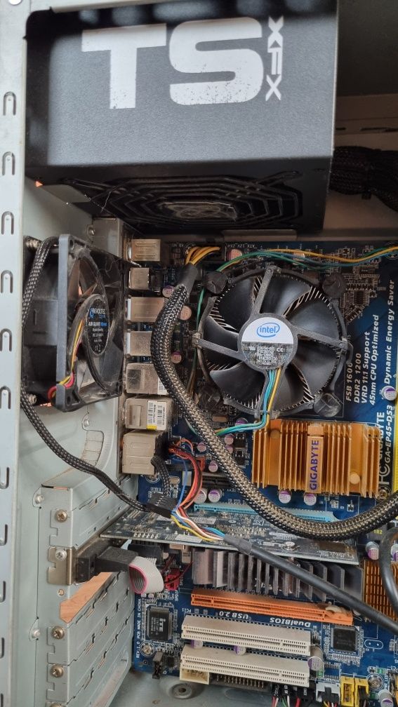 Komputer stacjonarny / GeForce GT640, 1TB HDD, XFX TS550, Core 2 Duo