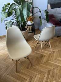 Krzeslo plastik z drewnianymy nogami Eames
