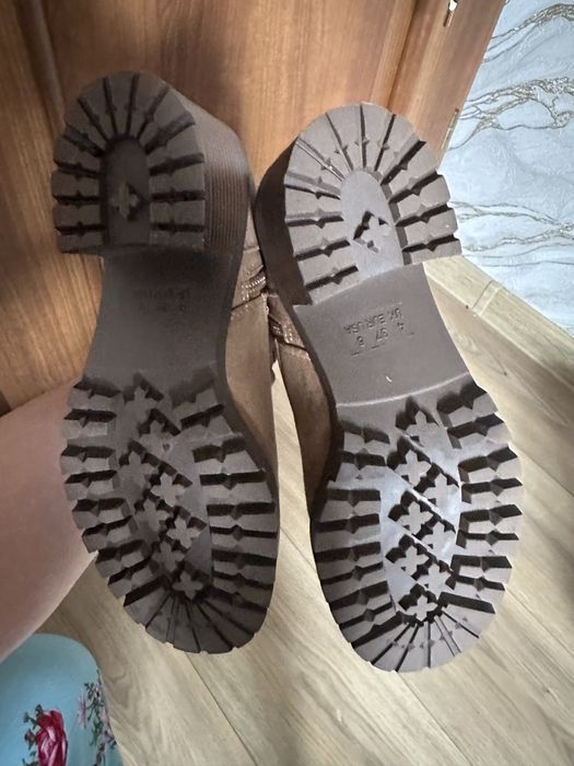 Zamszowe botki karmelowe ciemny beż brązowe koreczek sznurowane