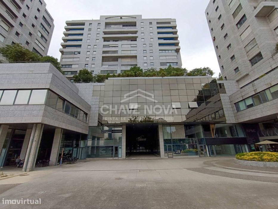 Escritório c/ 37m2 em frente a Estação Metro Galiza (Porto)