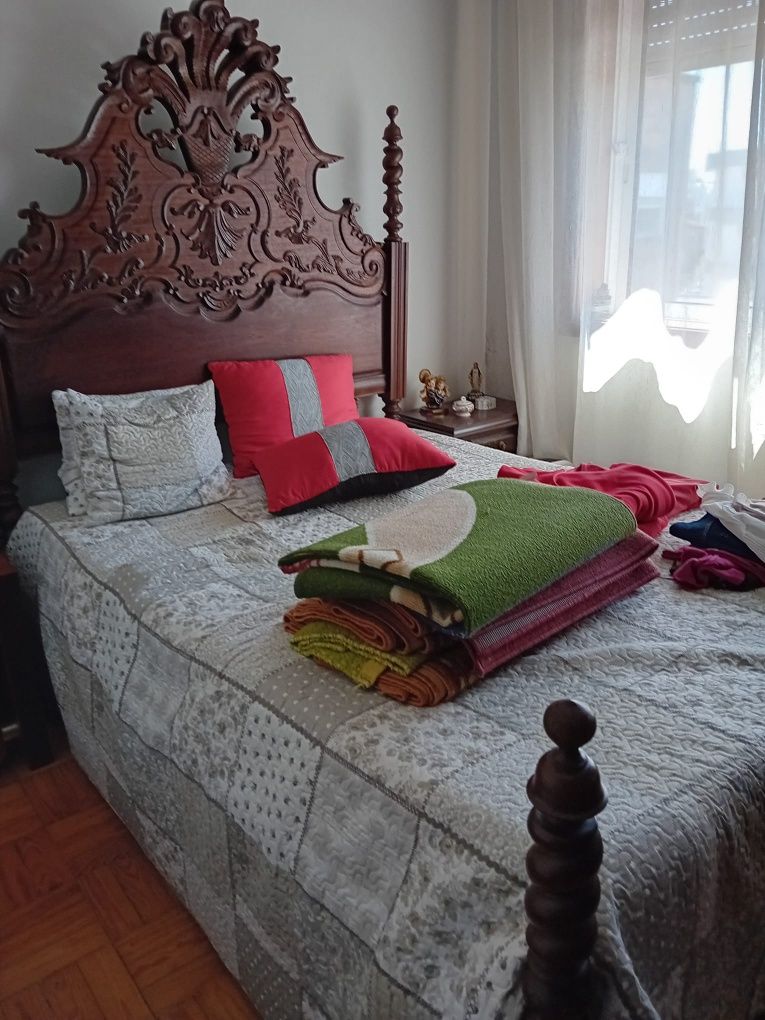 Cama de casal antiga e roupeiro