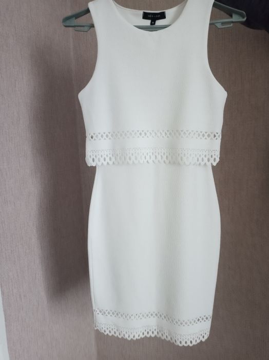 Жіноча біла сукня