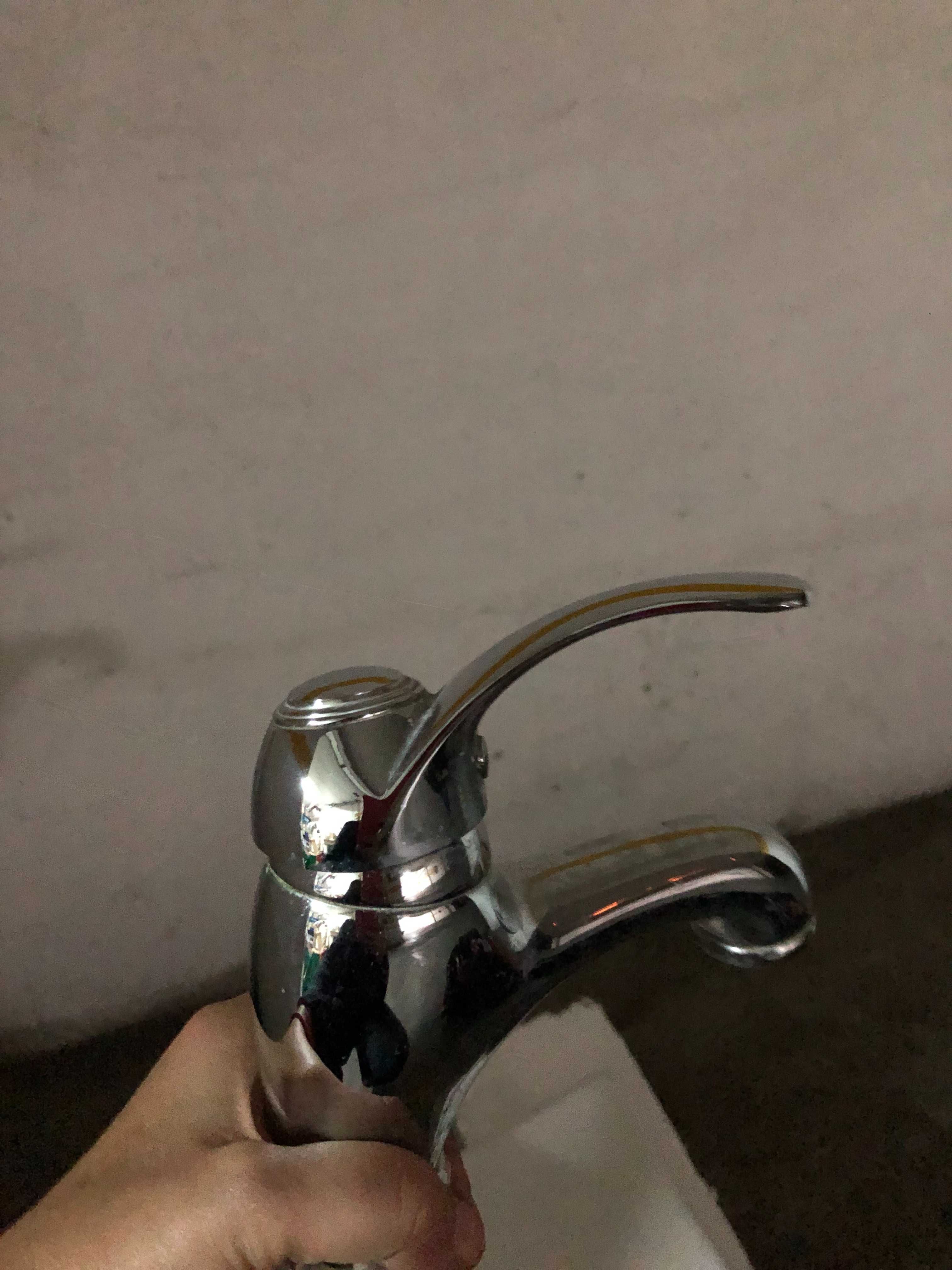 lavatório e torneira de casa de banho