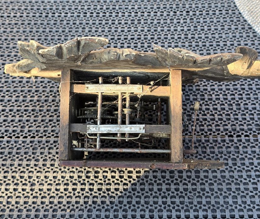 Stare zegary do renowacji z mechanizmami
Tytuł: Stary zegar z kukułką