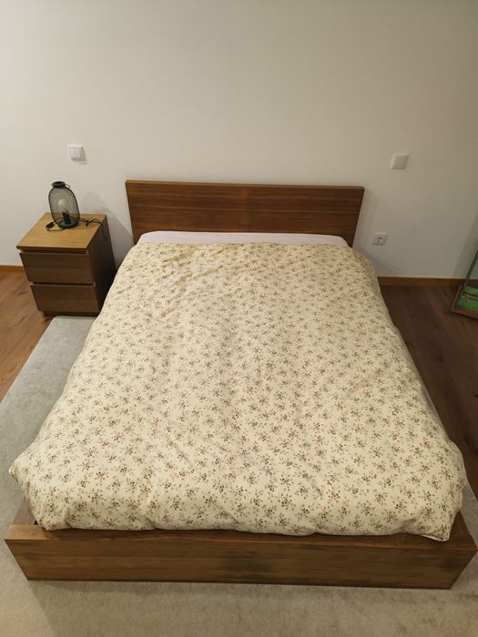 Cama + mesa cabeceira + cómoda + camiseiro