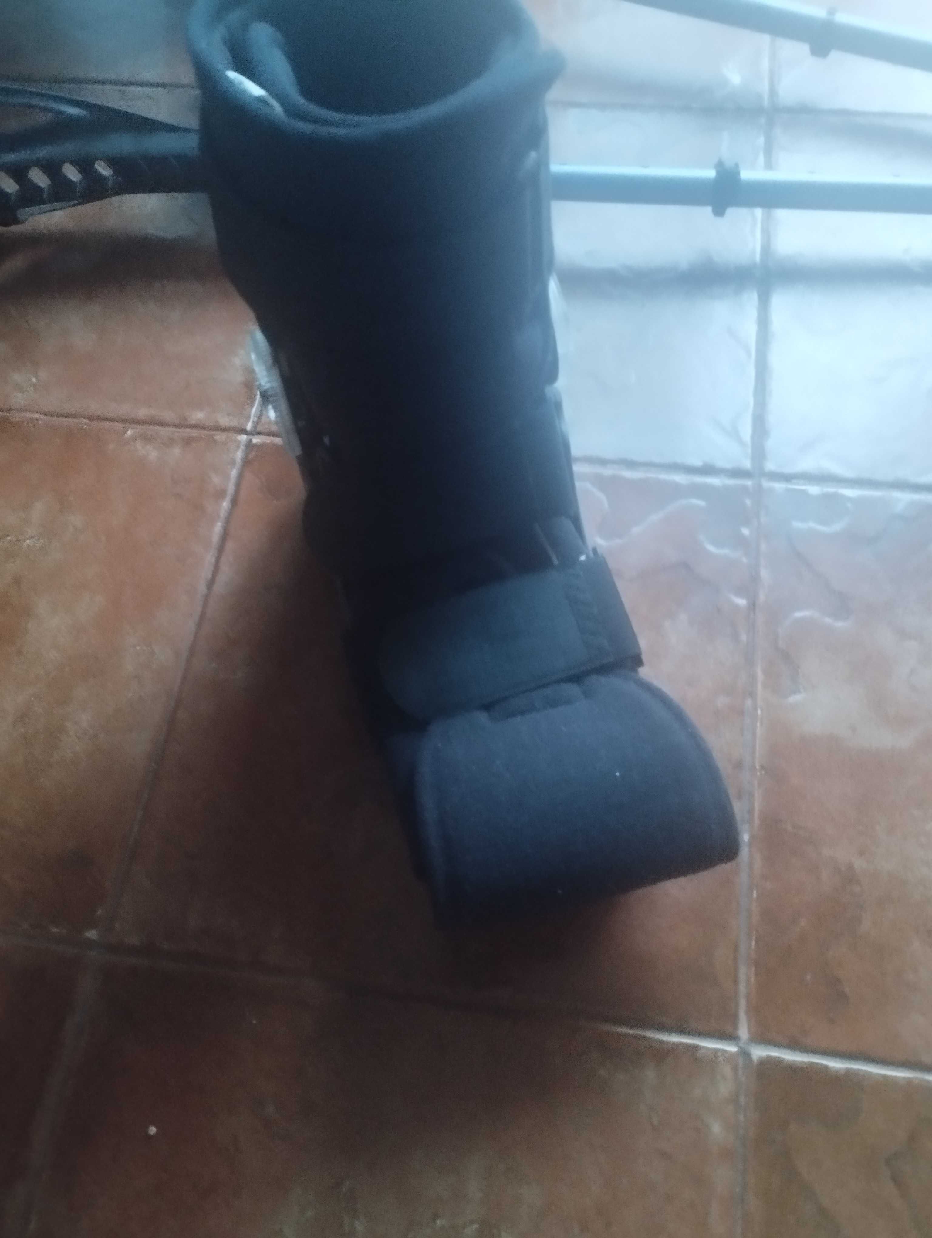 Vendo bota medica nova
