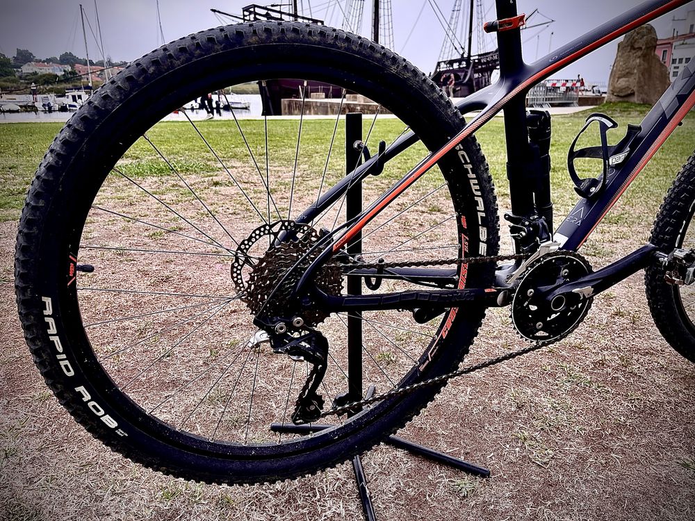 Bicicleta KTM em Carbono para BTT