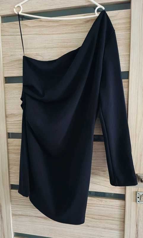 Sukienka bodycon na jedno ramię