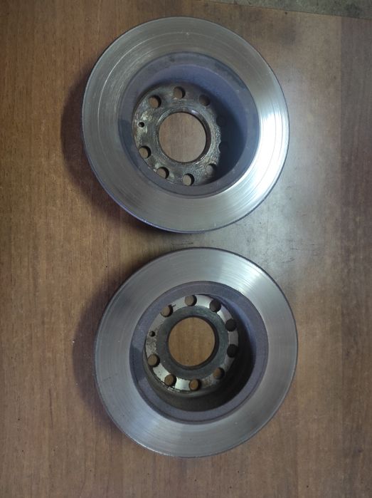 Продам тормозные диски задние. Пружины задние. Задние амортизаторы.