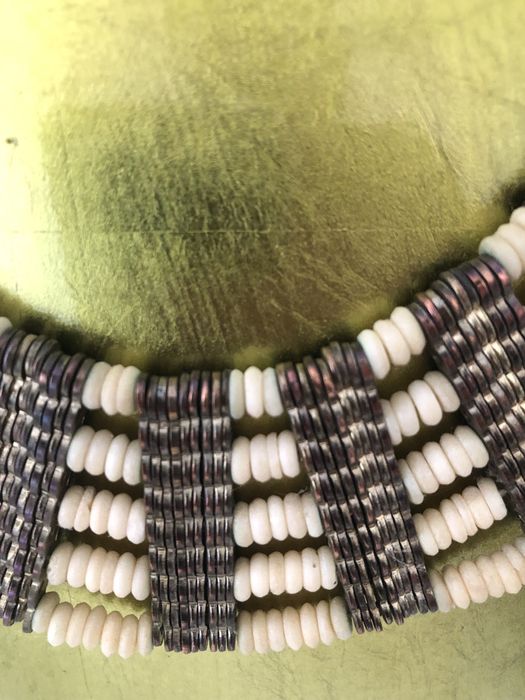 Colar dourado e bege