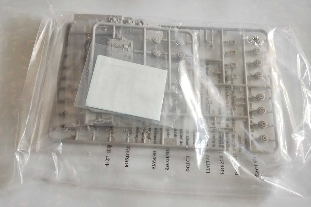 Model do sklejania Trumpeter USMC LAV-C2 wód dowodzenia 1/72