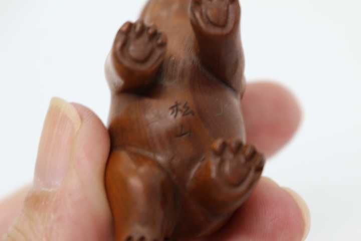 Netsuke em Madeira Esculpida Urso Andando Assinado