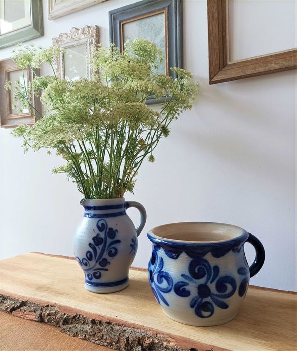 Zestaw glinianych naczyń, kamionka i wazon. Ozdobne dzbanki. Dzban.