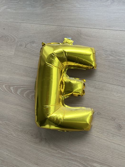 Złoty balon litera E