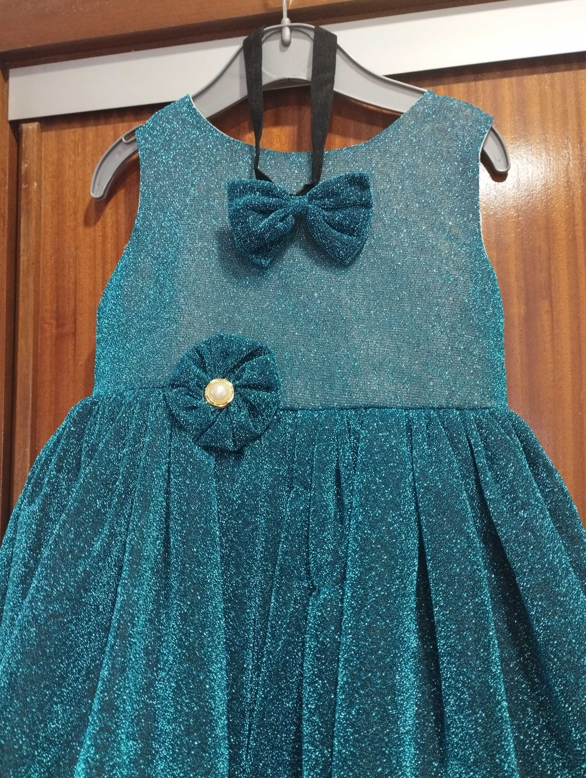 Vendo vestido de menina azul brilhante com fita