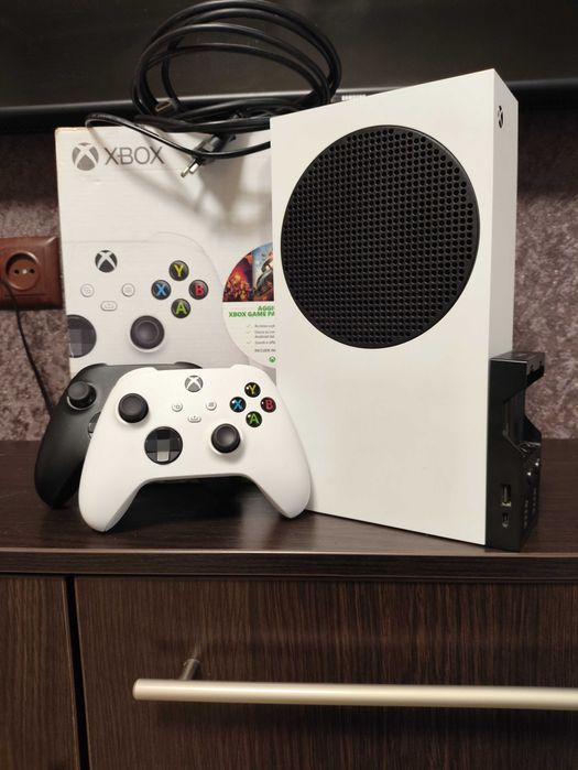 Xbox series s + 2 геймпада
