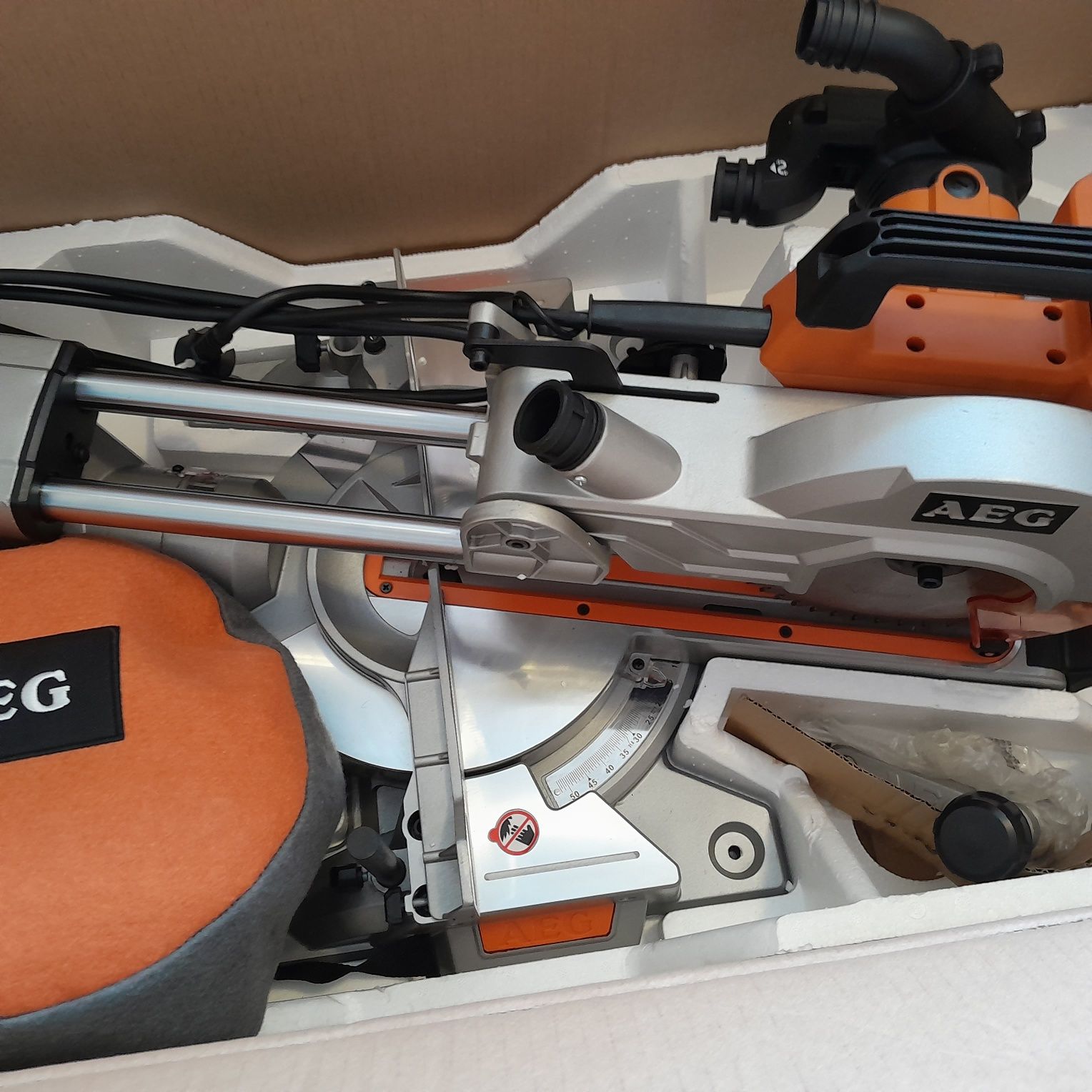 Нова торцовочна пила AEG PS 216 L