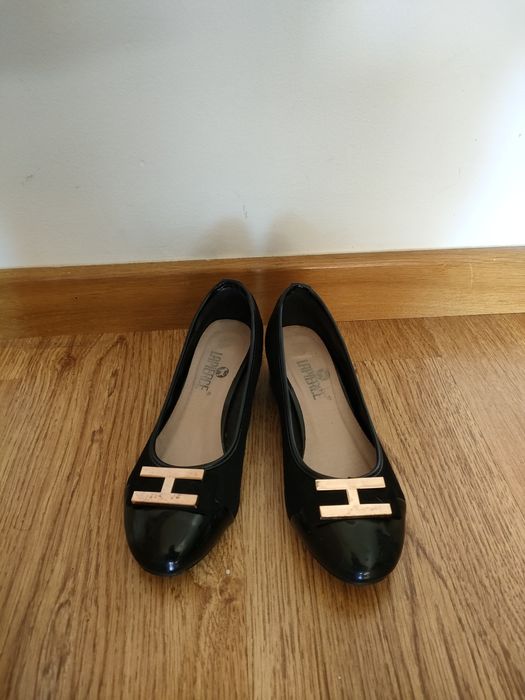 Sapatos pretos com cunha