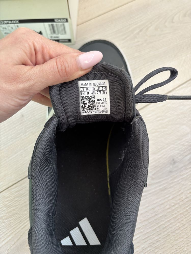 Adidas courtblock