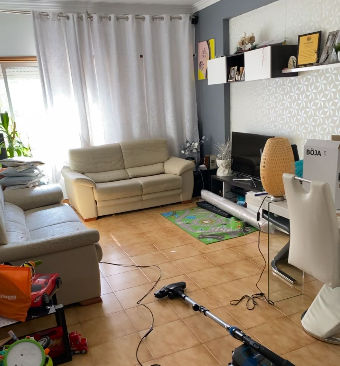 Sofá com encosto inclinado