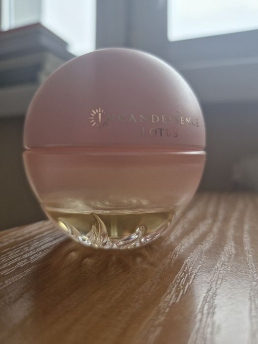 Incandessence lotus  - poniżej połowy flakonu