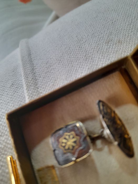 Botões de punho e alfinete de gravata