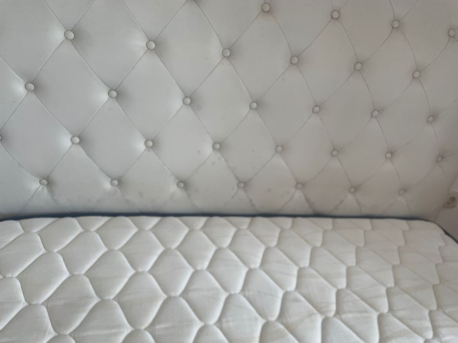Cama casal impecável