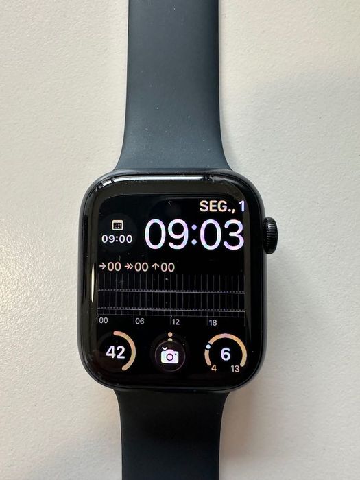 Apple Watch Series 7 45mm Midnight Black com bracelete desportiva