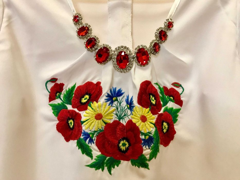 Українське народне вбрання | Вишиванка і вишита спідниця