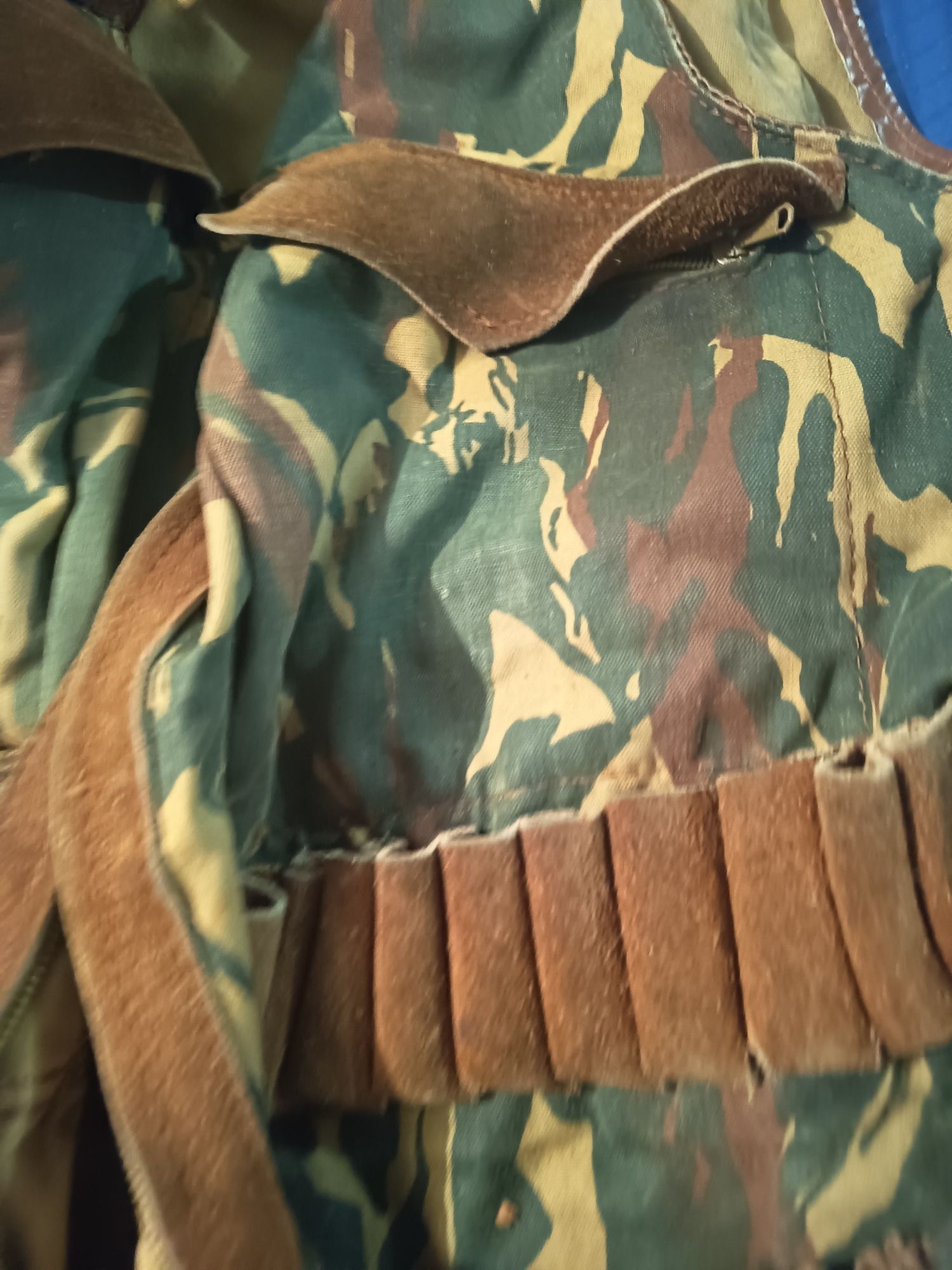 Conjunto colete/cartucheira/boné de caça