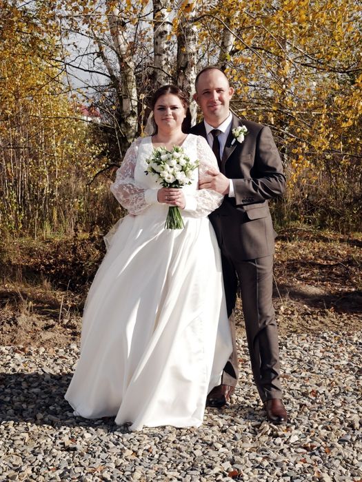 Весільна сукня з атласною спідницею