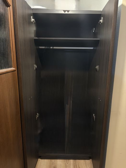 Ciemnobrązowa szafa dwudrzwiowa