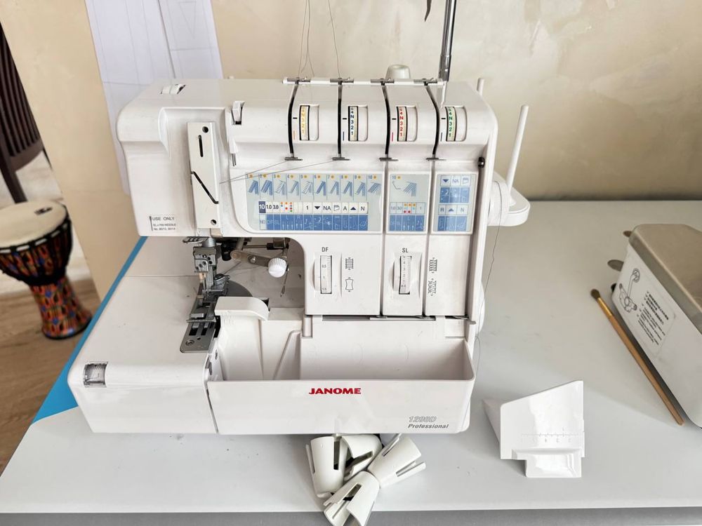 Коверлок Janome 1200d Professional