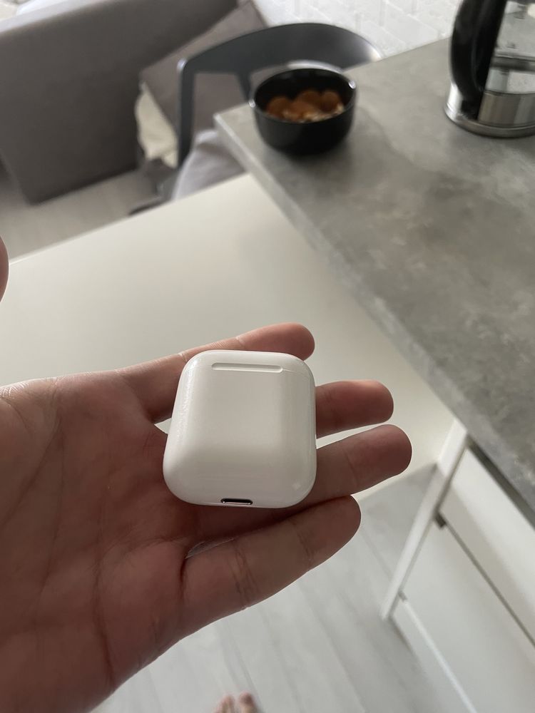 Кейс для наушников Apple AirPods