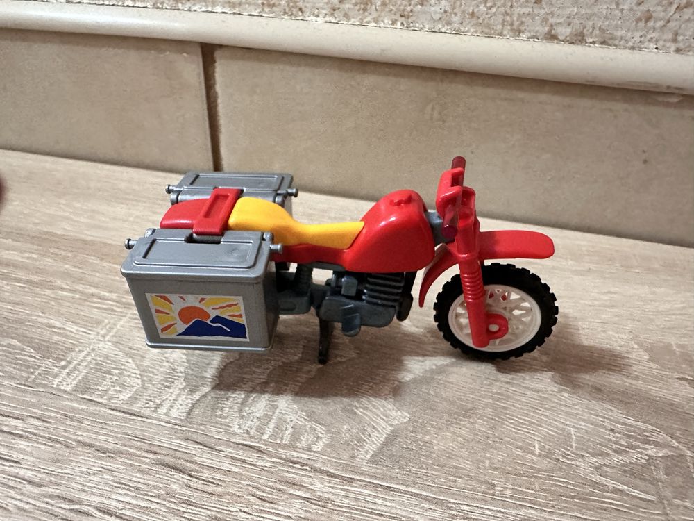 Zabawka motocykl z otwieranymi torbami