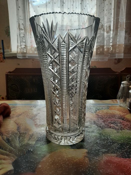 Продам красивую хрустальную вазу