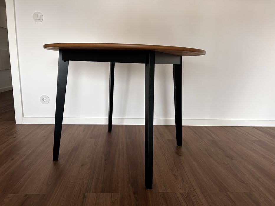 Mesa de jantar redonda (cadeiras não incluidas)