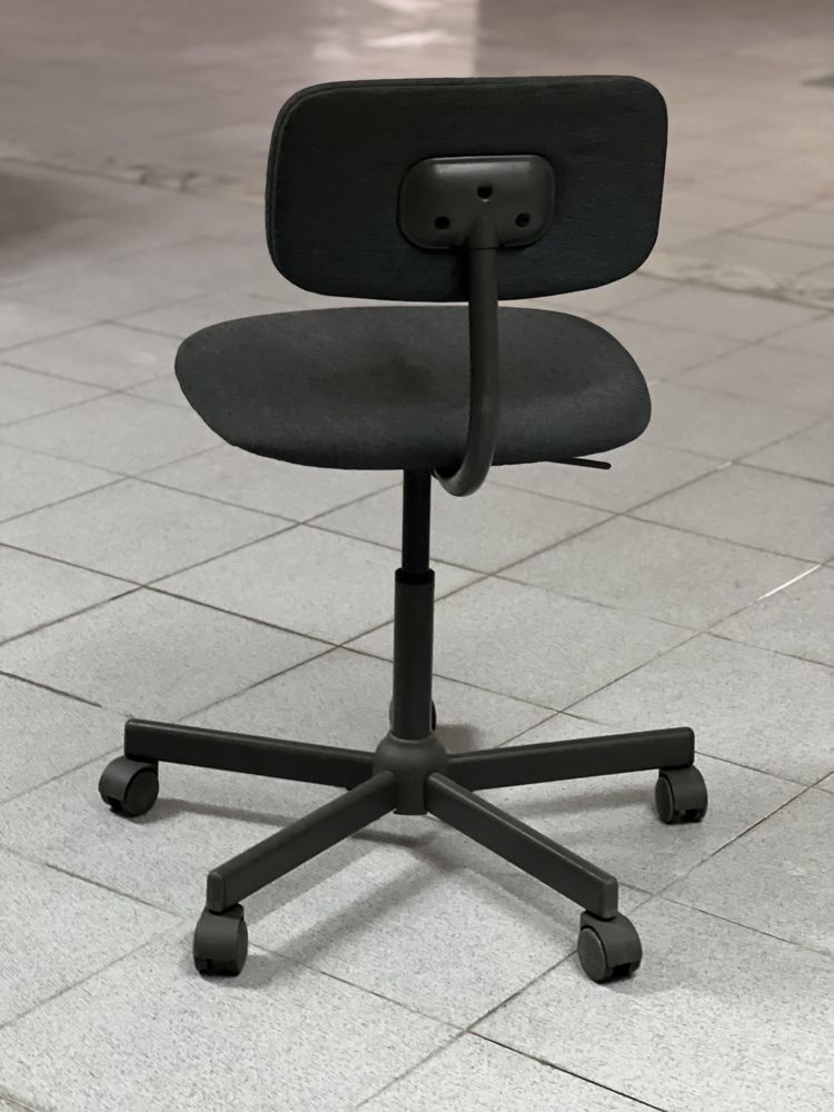 Cadeira de secretaria com rodas