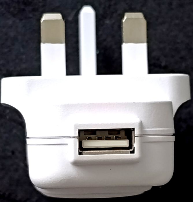 Carregador USB ficha inglesa