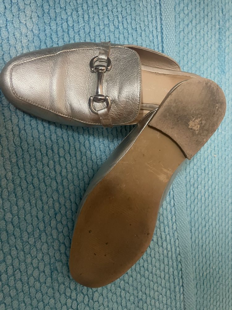 Loafers Mule Femininos Prateados com Detalhe Horsebit