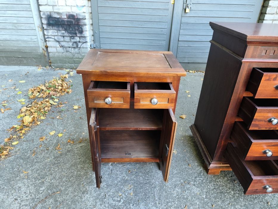 Dwie drewniane komody